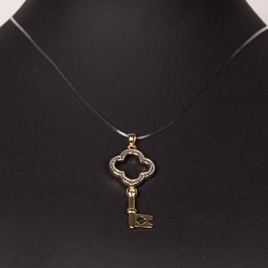 Schmuckanhänger der Goldene Schlüssel glänzend